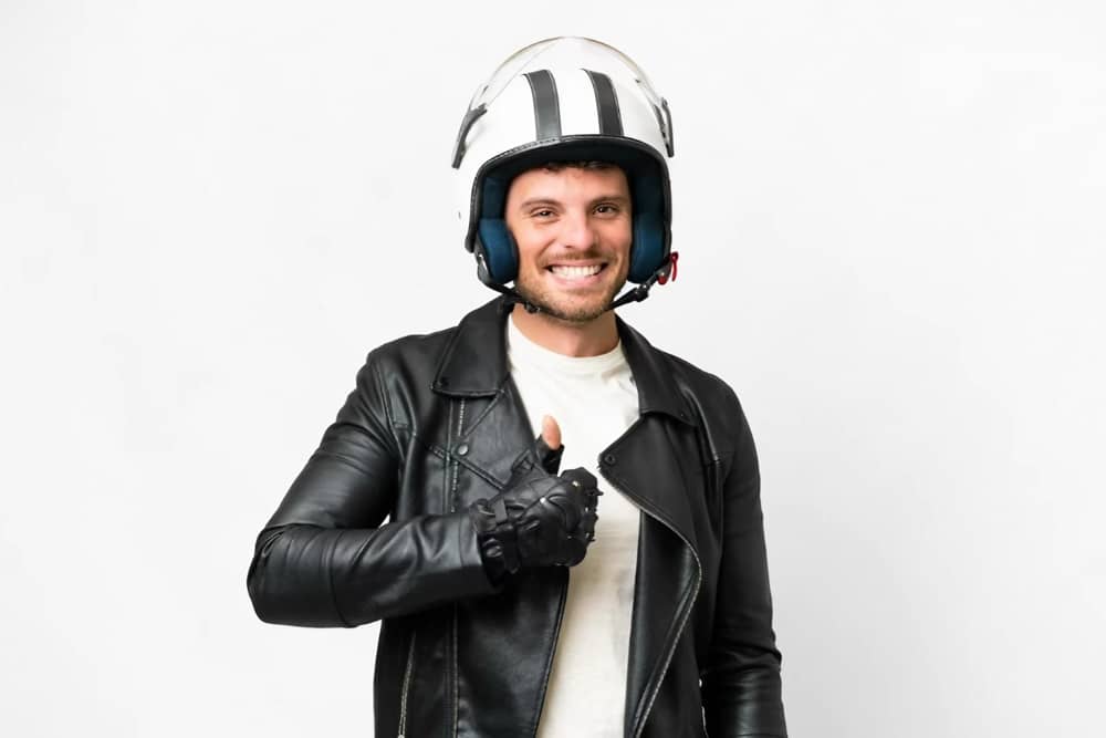 alumno sonriente casco de moto
