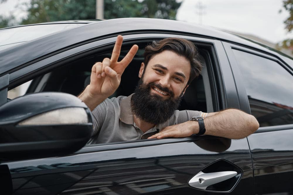 retrato lateral hombre feliz que conduce coche